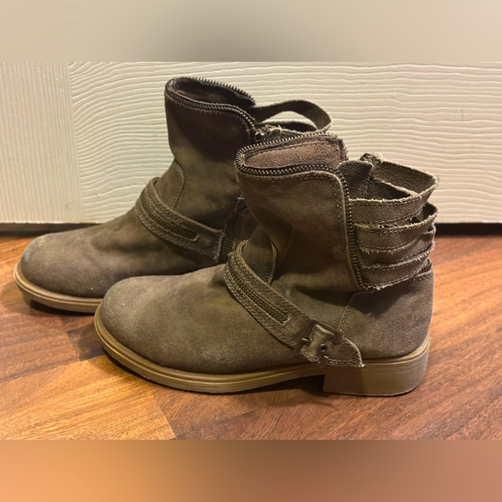 Yellow Box Moto Style Taupe Ankle Boots. Size 8M.